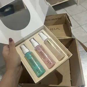 Caixa aberta com os três frascos do kit